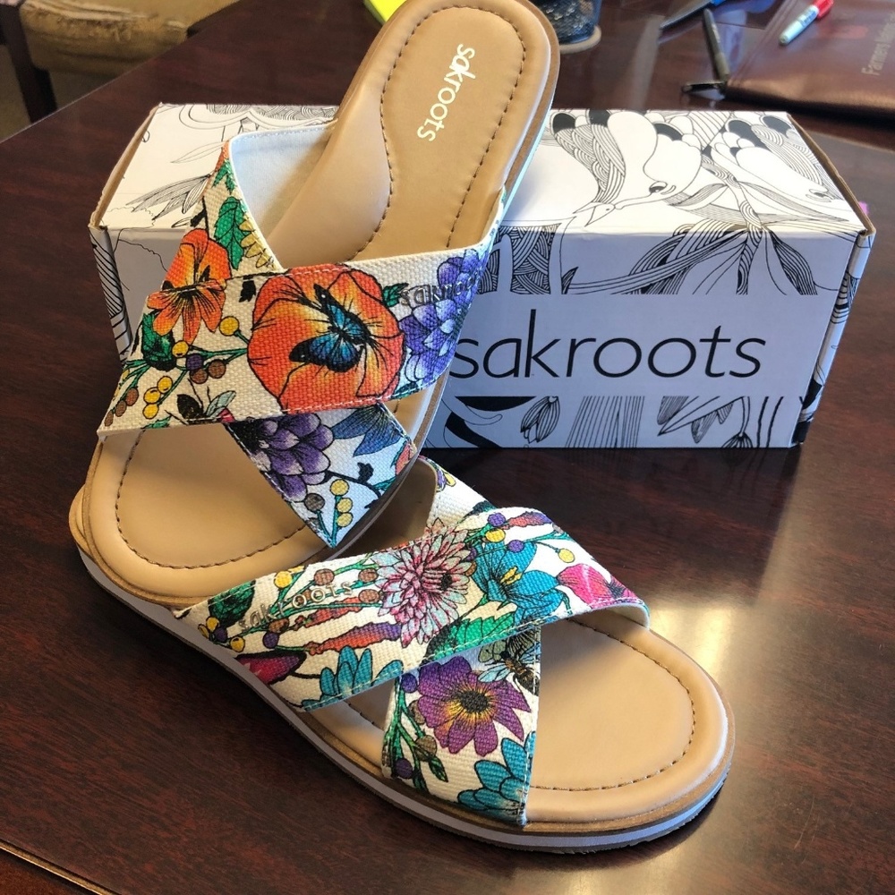 NEW~ Sakroots Floral Sandals Sz. 8